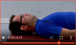Bilde av øvelse for spenning i nakke/skuldre - Liggende bøy av nakken (2) - Klikk for å se videoinstruksjon på Exorlive.com sine egne sider