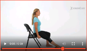 Bilde av øvelse for  knestrekk og knebøy med teppebit. Alternativ 1 til ryggliggende ettbens strekk. (4) - Klikk for å se videoinstruksjon på Exorlive.com sine egne sider
