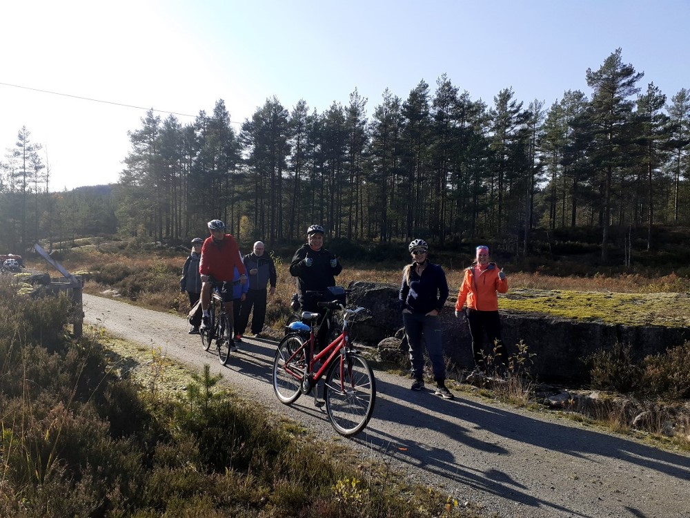 En god gjeng på sykkeltur rundt Hannåsfeltet i oktober 2020 sammen med idrettspedagog Tuva og fysioterapeut Tim